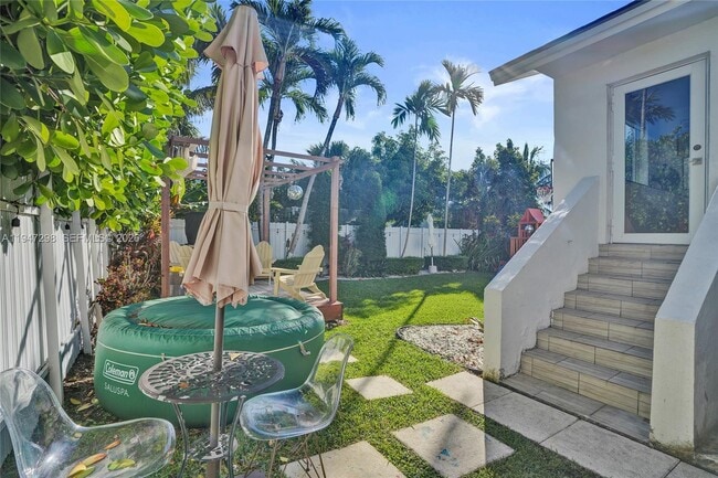 Building Photo - 9181 Byron Ave