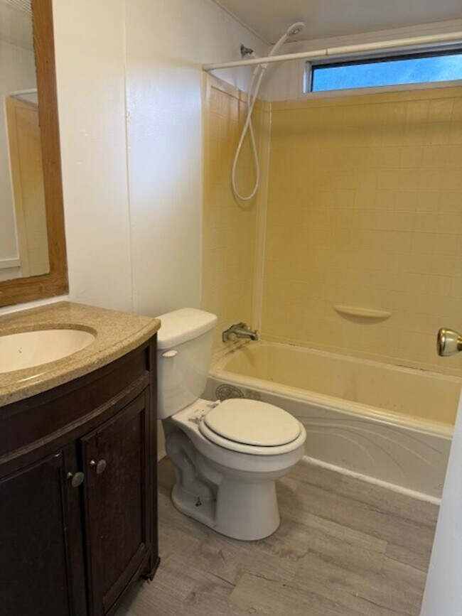 Building Photo - 2 Bedroom 1 Bath Mobile Home