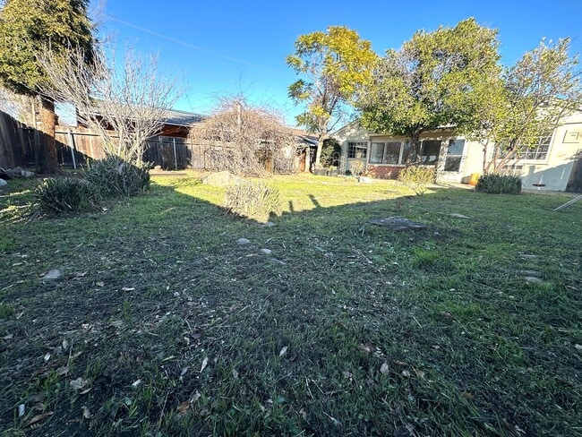 Building Photo - Lovely 3 Bed, 1 Bath with large backyard