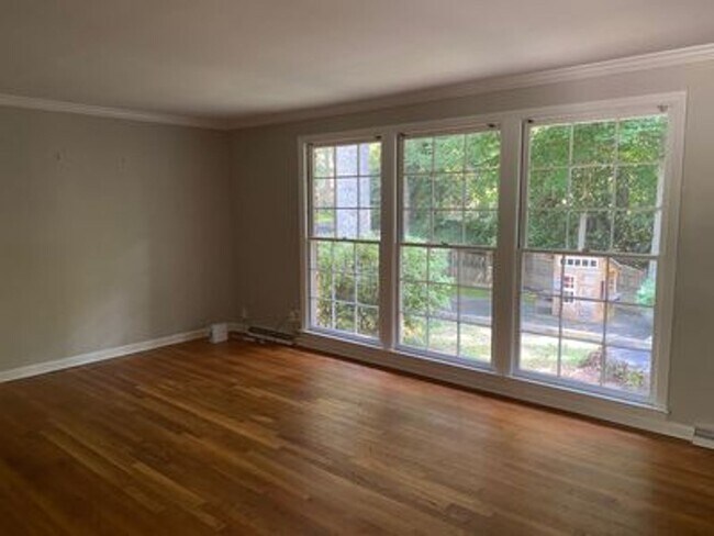 Building Photo - 2323 Tanglewood Cir NE