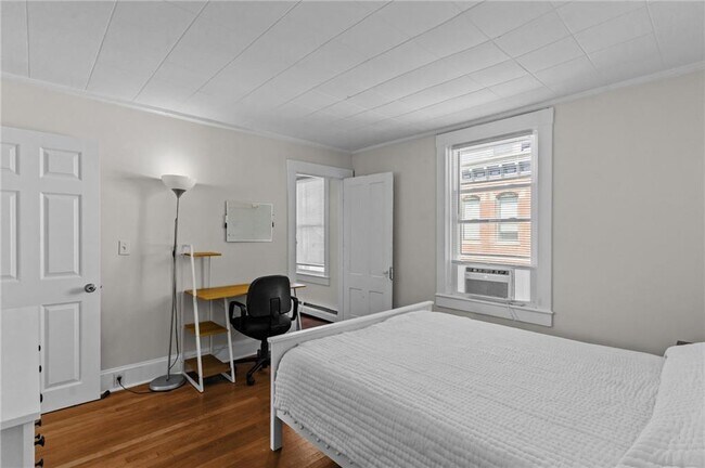 Building Photo - 11 Young St