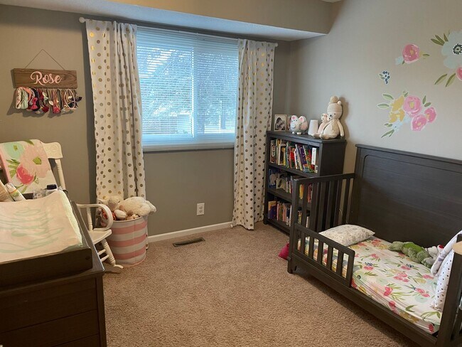 Building Photo - Beautifully updated Townhome in the West B...