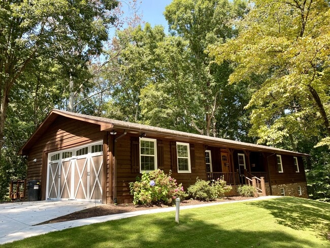 Building Photo - 410 Thornton Ln