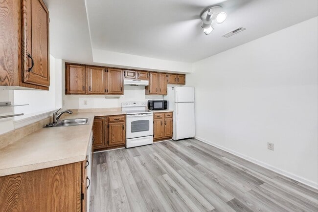 Building Photo - Wonderful on Wilcox Renovated 3+2.5 3 Leve...