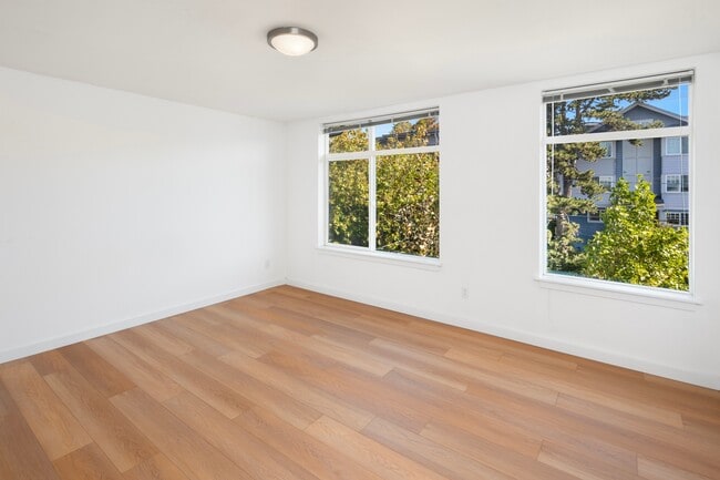 Building Photo - 209 13th Ave E