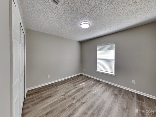 Building Photo - 9282 Thunderbolt Dr