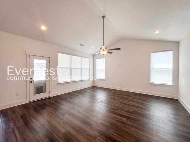Building Photo - 3 Bed/2 Bath Home with Garage / Pet-Friendly / Available Now!