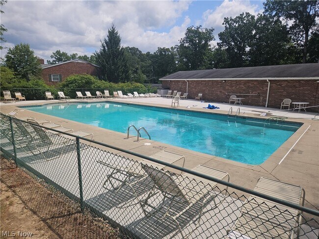 Building Photo - 7010 Carriage Hill Dr