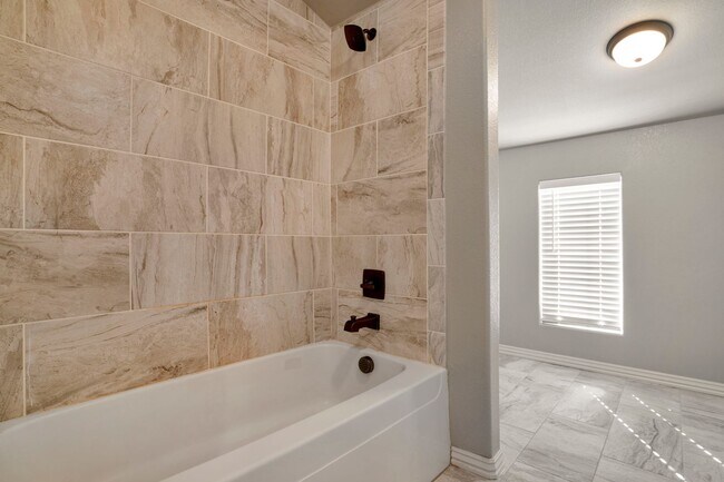 Building Photo - Very well maintained 4 Bed 3 Bath home in Great Location!