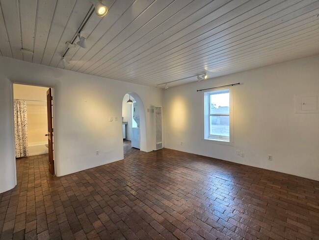 Building Photo - 808 Agua Fria St
