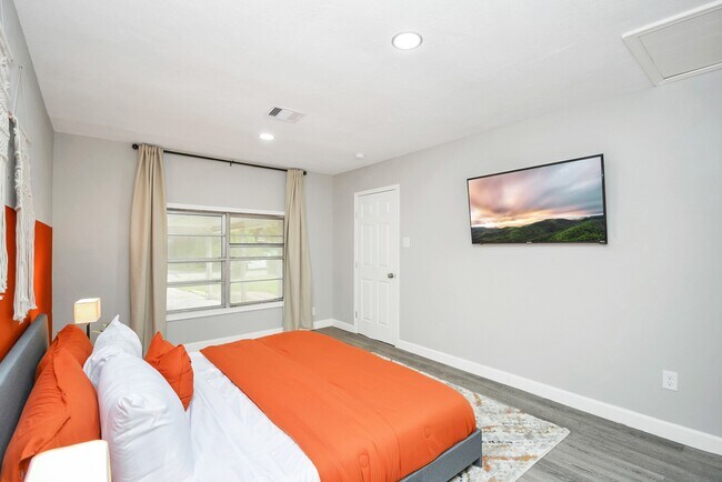 Building Photo - 4710 Paradise Ln