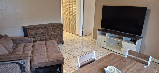 Building Photo - Charming 2 Bedroom / 1 Bathroom House