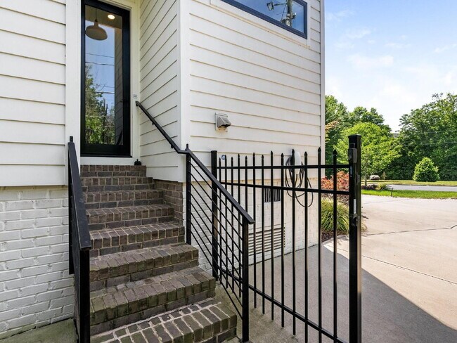 Building Photo - Spacious Elegance Awaits!