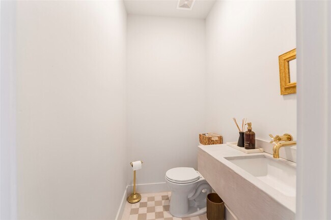 Building Photo - 1611 Lakeside Enclave Dr