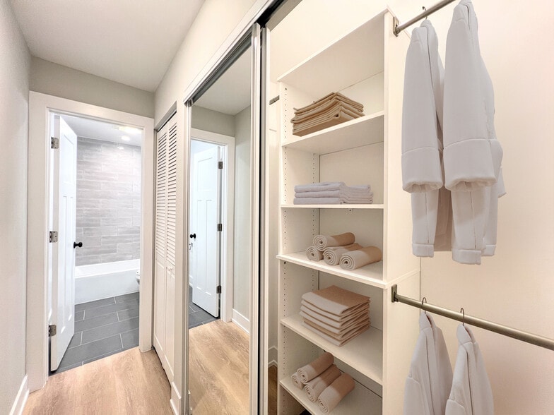 Building Photo - 530 W Aldine Ave