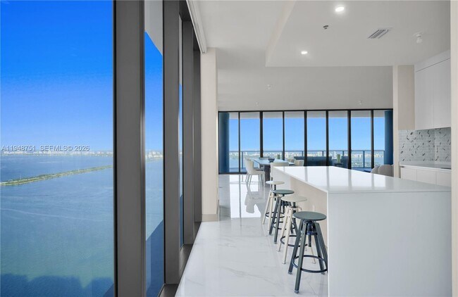 Building Photo - 700 NE 24th St