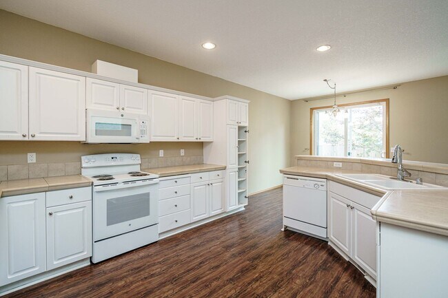 Building Photo - 3 bedroom 2.5 Bath - On Dead End Street - Low Maintenance Fenced Yard - Community Center with Swi...