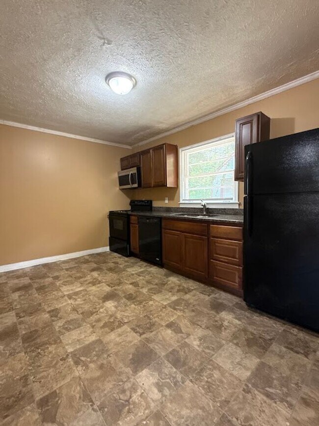 Building Photo - 3 bed and 1 bath in Decatur!