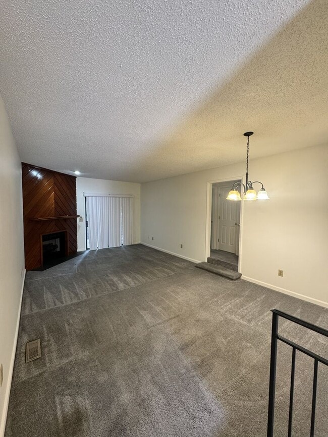 Building Photo - ****** HALF OFF FIRST FULL MONTH OF RENT!! ******