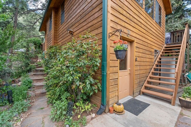 Building Photo - Cozy Green Mountain Falls Cottage