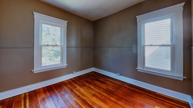 Building Photo - [In-Unit Laundry; Garden] Townhouse-Style Living, with Historical Details & Parking!