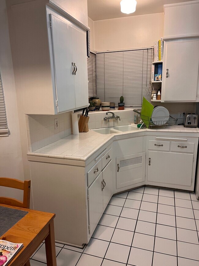 Kitchen (set 2) - 4222 Jasmine Ave