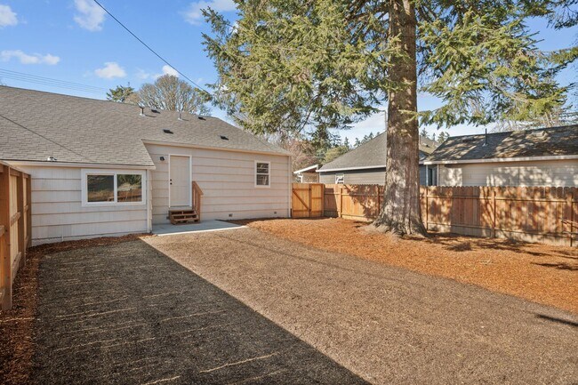 Building Photo - 404-406 SW Elmwood Ave