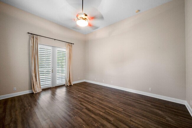 Building Photo - 511 SW Squire Johns Ln