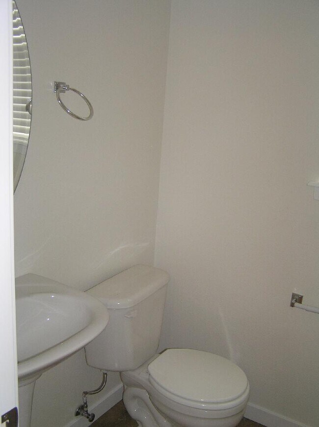 Building Photo - 2BR/2.5BA High-End Townhome with Attached ...