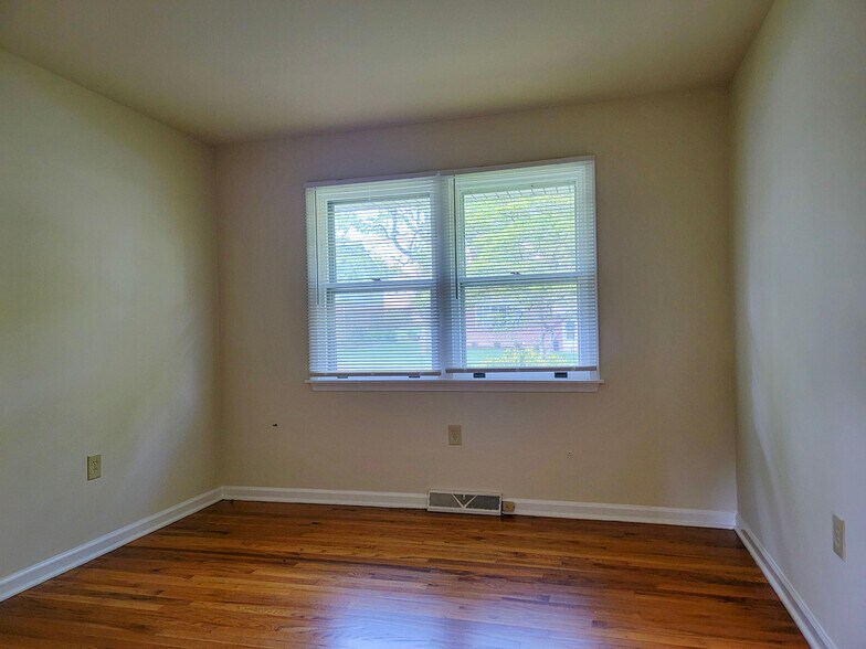 Building Photo - 1404 Carlton Dr