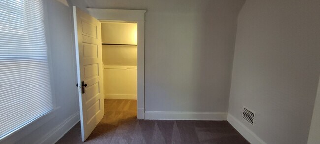 Building Photo - 5 Bedroom House - Walking distance from Ce...