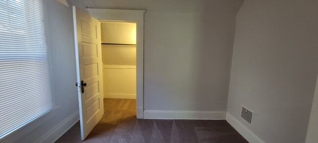 Building Photo - 5 Bedroom House - Walking distance from Central Campus