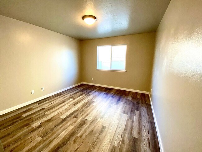 Building Photo - 4 Bedroom + Bonus with 2 baths available 8/22