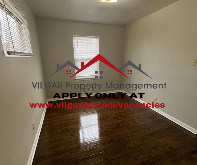 Building Photo - Gorgeous 3 spacious bedrooms, 1 attractive...