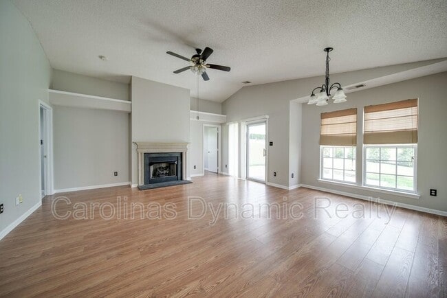 Building Photo - 120 Lantana Dr