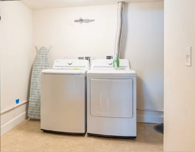 Building Photo - 5627 Illahee Road NE