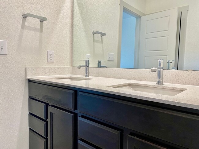 Building Photo - Beautiful 3bed/2.5bath in Northeast Austin!!