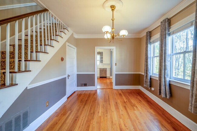 Building Photo - Historic Elegance in Old Town Alexandria