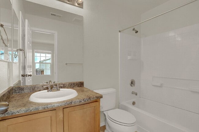 Building Photo - Updated 2-Bed Townhome Just Minutes from F...