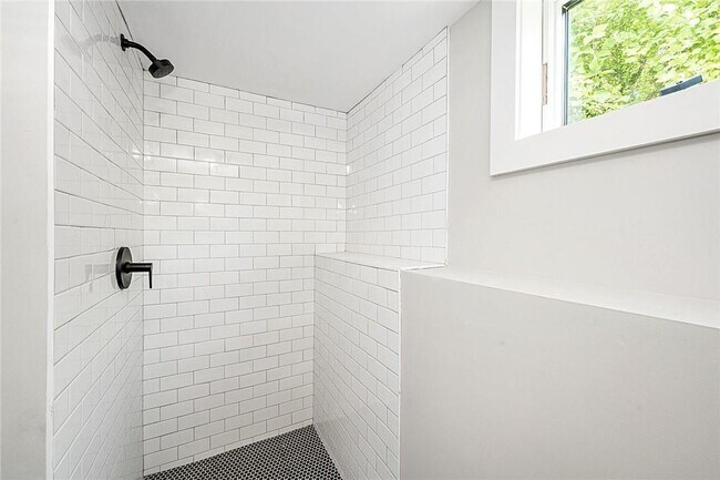 Building Photo - 10 Underhill Pl