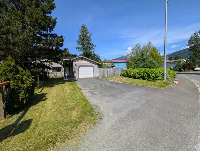 Building Photo - Valley Townhome, 3BD/1.5BA, Fully Fenced Y...