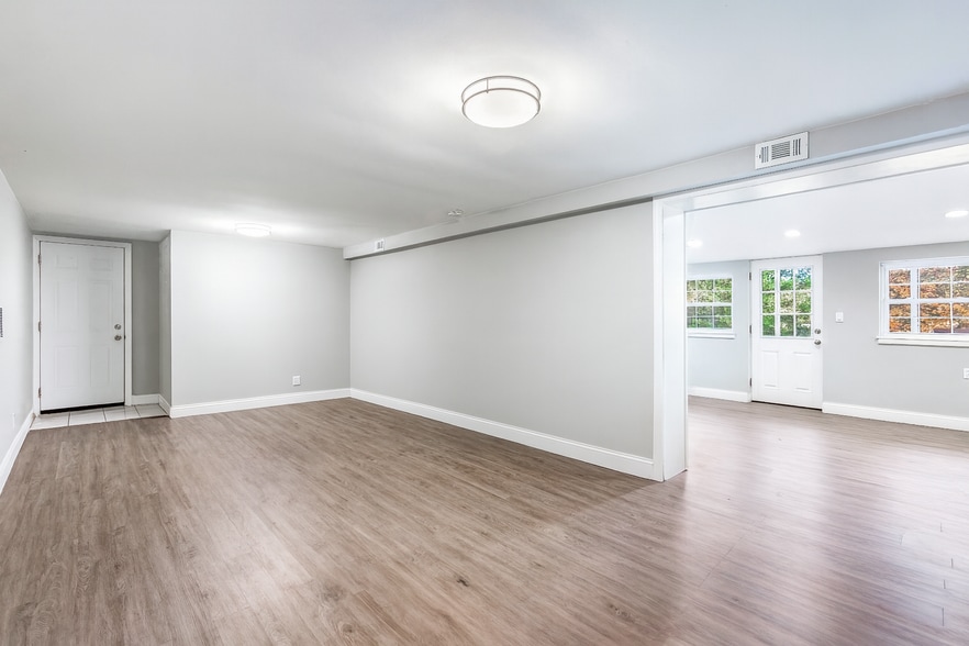 Building Photo - 10 Chestnut Ridge Rd