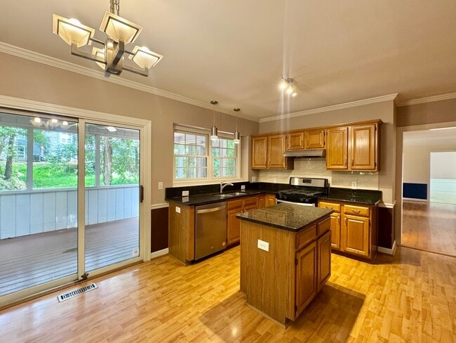 Building Photo - 4 Bed | 2.5 Bath House in Chapel Hill