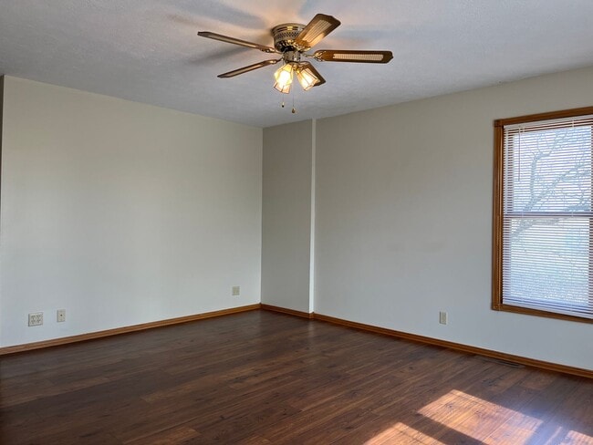 Building Photo - Country living at a great Price.