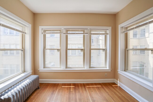 Building Photo - 4728 N Spaulding Ave