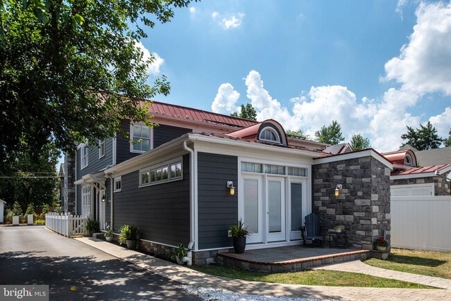 Building Photo - 703 Weedon St