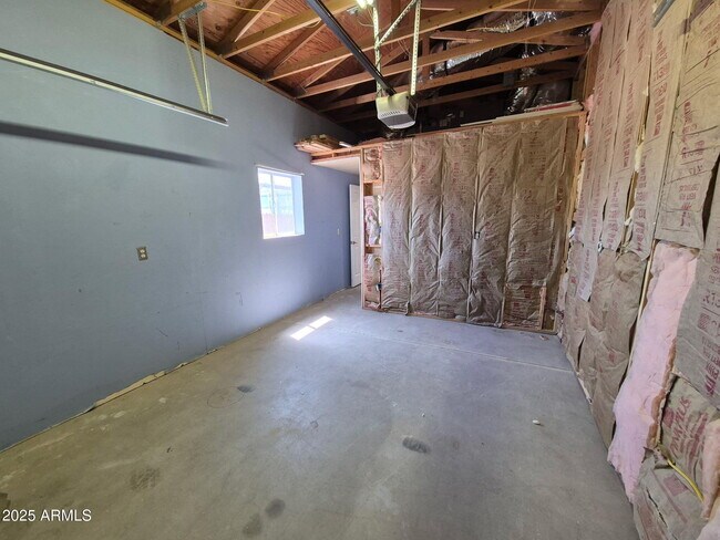 Building Photo - 2529 E Scenic St
