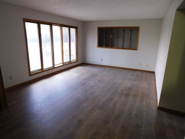 Building Photo - Stunning 5 Bedroom 3 Bathroom home!