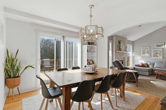 Building Photo - 5 bed/ 3 bath Single Family Home.