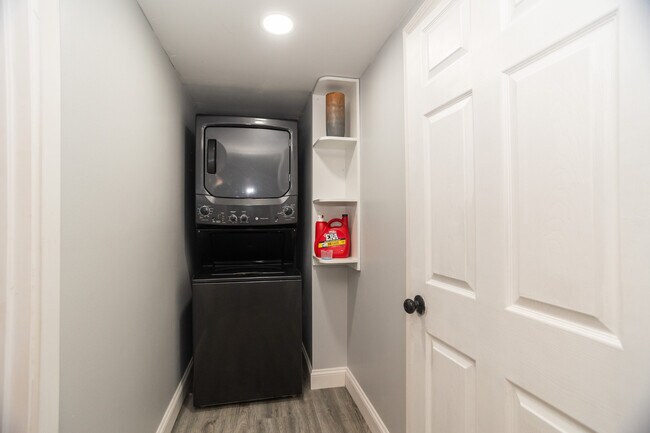 Building Photo - 9945 Sunnyside Ave